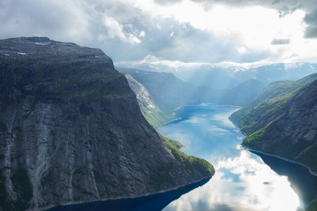 Piękny fiord w Norwegii z niesamowitymi promieniami słońca