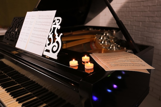 Piękny fortepian ze świecami w pokoju. Koncepcja muzyki świątecznej