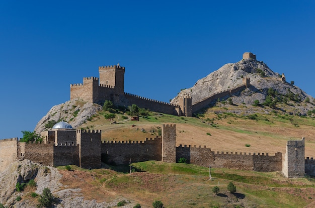 Piękny Genueński forteca budował na skałach nad morze w Sudak mieście Crimea.