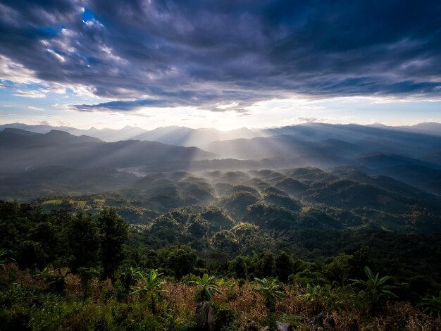 Zdjęcie piękny górski krajobraz gloselo khun yuam dystrykt mae hong son prowincja tajlandia