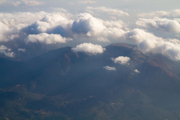 Piękny górski krajobraz na wysokich skałach z wysokości lotu samolotu