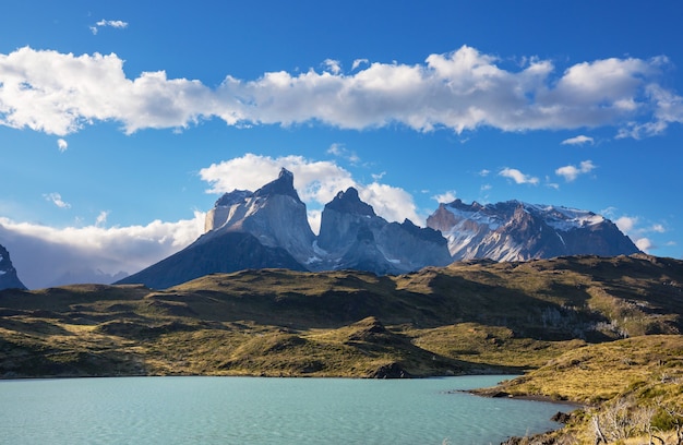 Zdjęcie piękny górski krajobraz w parku narodowym torres del paine w chile