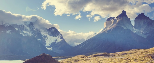 Piękny górski krajobraz w Parku Narodowym Torres Del Paine w Chile