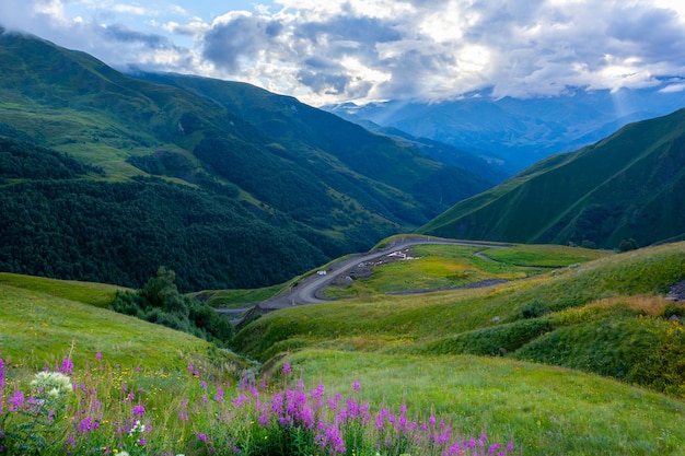 Piękny górski krajobraz w Upper Chevsureti, Georgia. Podróżować