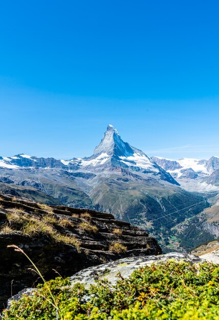 Zdjęcie piękny górski krajobraz z widokiem na szczyt matterhorn w zermatt w szwajcarii.