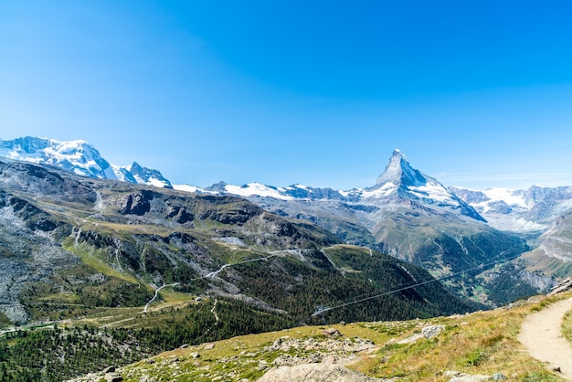 Piękny Górski Krajobraz Z Widokiem Na Szczyt Matterhorn W Zermatt W Szwajcarii.