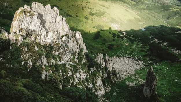 Piękny górski krajobraz zielonych gór Karpat i klifów Shpytsi
