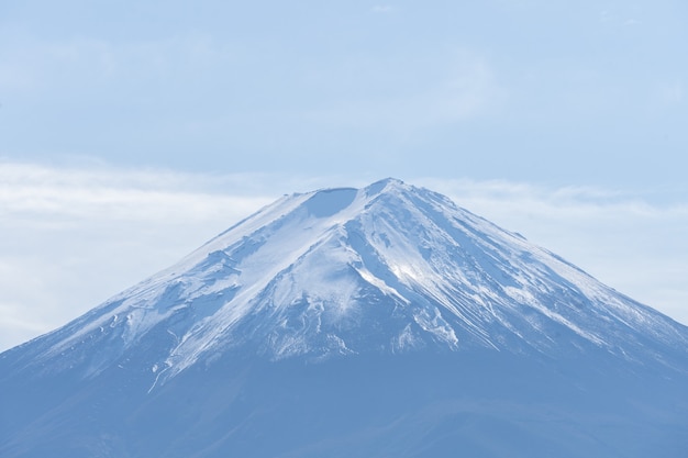 Zdjęcie piękny halny fuji przy jeziornym kawaguchiko w japan na jesień sezonie