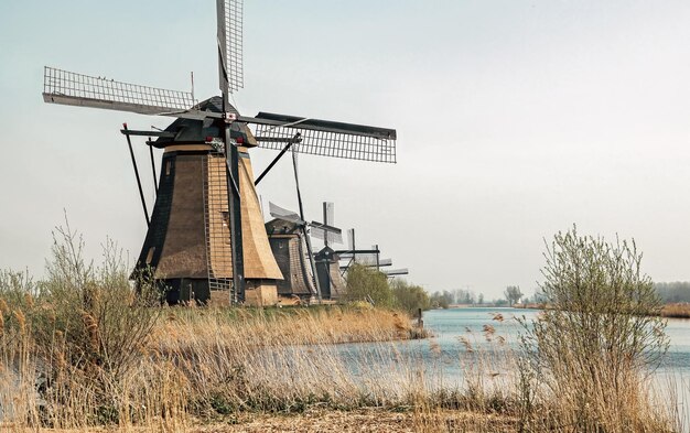 Piękny holenderski krajobraz wiatraka w Kinderdijk w Holandii