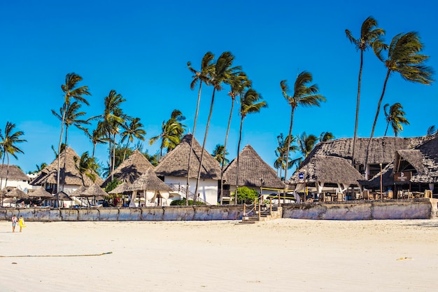 Piękny hotel na plaży Zanzibar, tradycyjne egzotyczne chaty na plaży Nungwi, Zanzibar, Tanzania