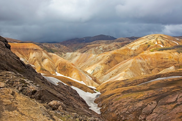 Piękny i kolorowy krajobraz górski w Landmannalaugar na Islandii