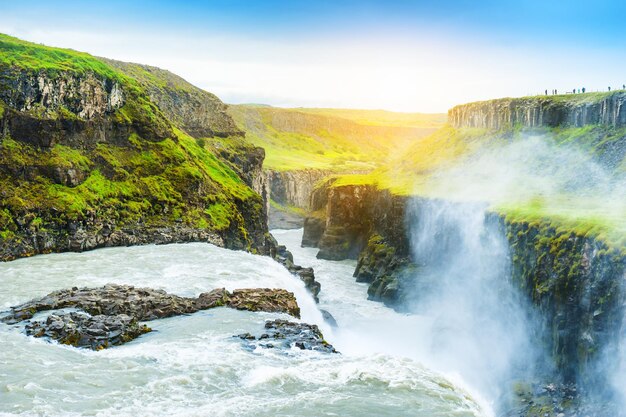 Piękny i słynny wodospad Gullfoss na Islandii.