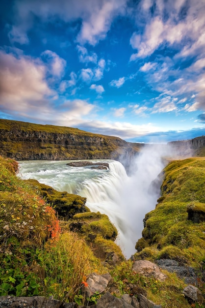 Piękny i słynny wodospad Gullfoss na Islandii