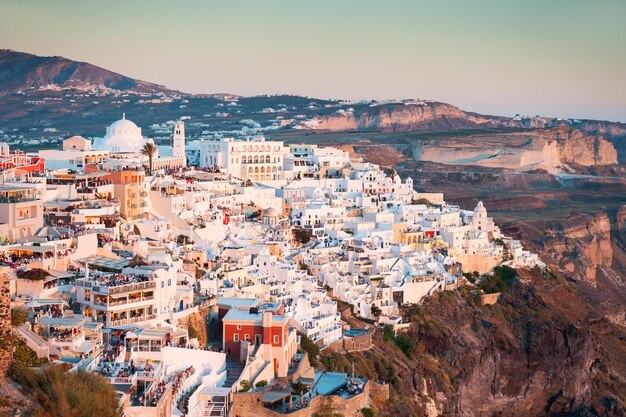 Piękny i słynny zachód słońca na wyspie Santorini, Grecja. Piękny letni krajobraz