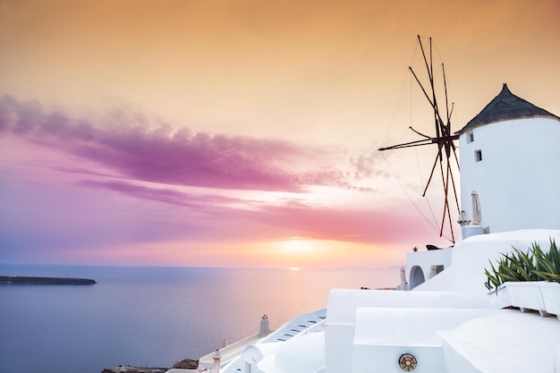 Piękny i słynny zachód słońca na wyspie Santorini, Grecja