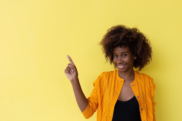 Piękny I Szczęśliwy African American Na żółtym Tle