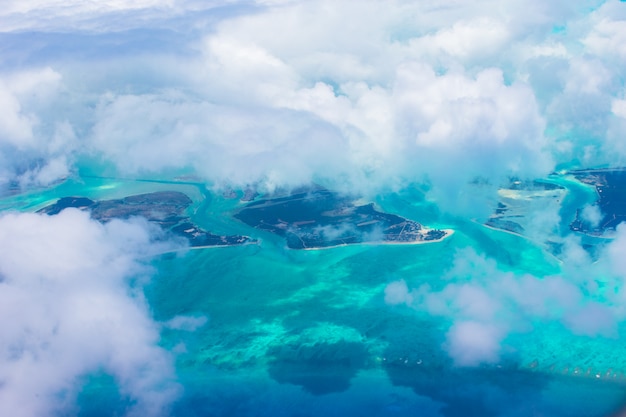 Piękny idealny widok na egzotyczne wyspy z samolotu