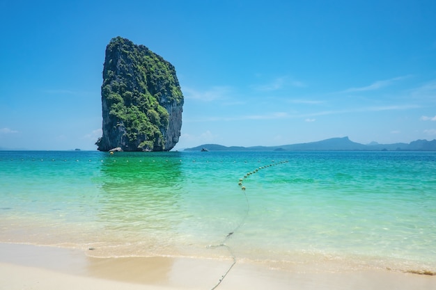 Piękny idylliczny pejzaż morski i biały piasek na wyspie koh poda krabi city Thailand.Krabi - w południowej Tajlandii jest jednym z najbardziej relaksujących miejsc na świecie.