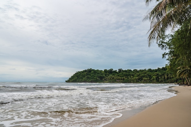 Piękny Idylliczny Widok Na Seascape Na Wyspie Kohkood Poza Sezonem Podróży. Koh Kood, Znany Również Jako Ko Kut, To Wyspa W Zatoce Tajlandzkiej