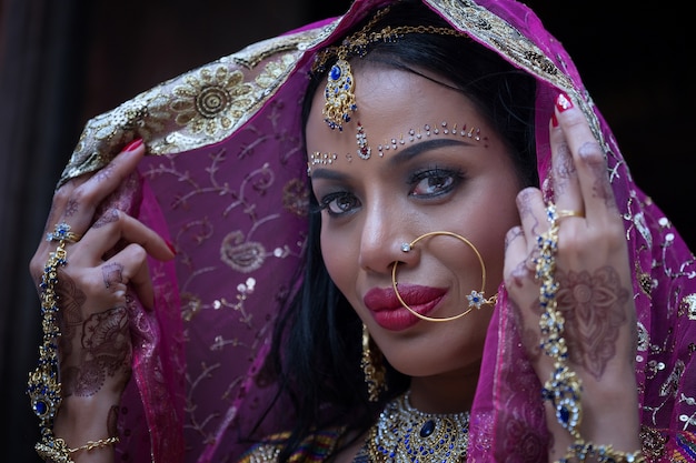 Piękny indyjski z biżuterią kundan