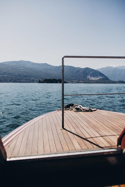 Piękny jacht drewniany pokład dziób łodzi płynący na wyspy Borromee na Lago Maggiore Stresa miasto Włochy Relaks nad jeziorem Maggiore Letnie wakacje w Europie