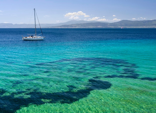 Piękny jacht i morze greckiego kurortu Loutra Edipsou w Grecji na Morzu Egejskim