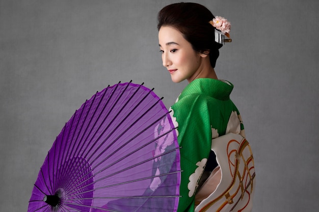 Zdjęcie piękny japoński model z fioletowym parasolem