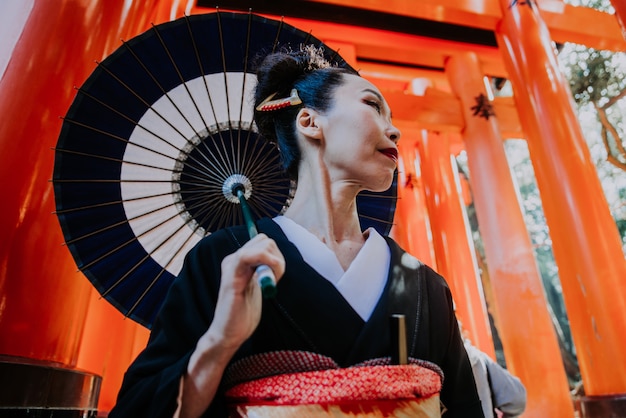 Piękny Japoński Starszy Kobiety Odprowadzenie W Fushimi Inari świątyni W Kyoto