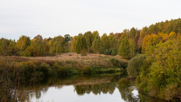 Piękny Jesienny Dzień Nad Rzeką.