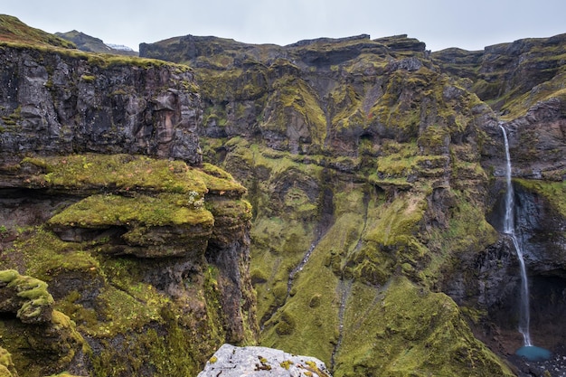 Piękny jesienny kanion Mulagljufur Islandia Znajduje się niedaleko obwodnicy i lodowca Fjallsarlon z lodową laguną Breidarlon na południowym krańcu pokrywy lodowej Vatnajokull i wulkanu Oraefajokull