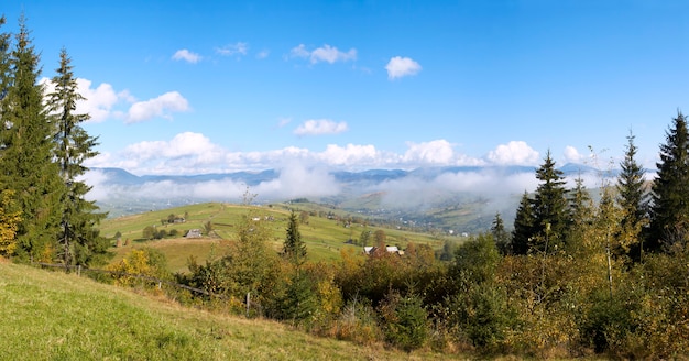 Piękny jesienny poranek w pobliżu obrzeży wsi Karpat (Karpaty, Ukraina). Cztery ujęcia ściegu obrazu.