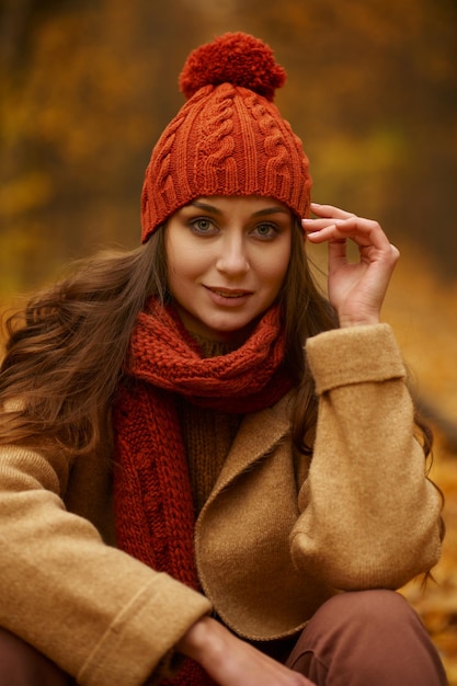 Zdjęcie piękny jesienny portret kobiety w lesie