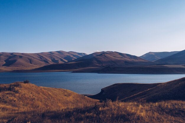 Piękny jesienny zachód słońca widok na jezioro Sevan Sevan Armenia