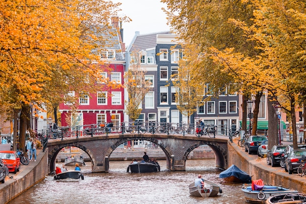 Piękny Kanał W Starym Mieście Amsterdam, Holandia, Północna Holandia Prowincja.