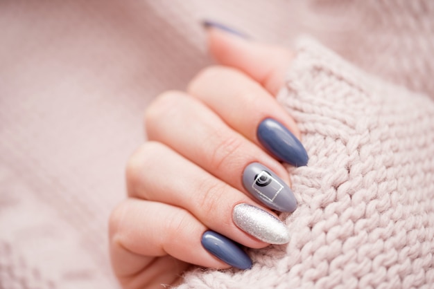 Piękny Kobiecy Manicure Na Miękkim Swetrze.