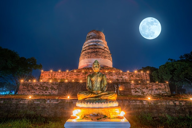 Piękny kolor światła sceny Festiwal Loy Krathong 2020 w Pagoda w Wat Aranyik