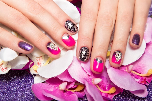 Piękny kolorowy manicure z bąbelkami i kryształkami na kobiecej dłoni Zbliżenie Zdjęcie zrobione w studio
