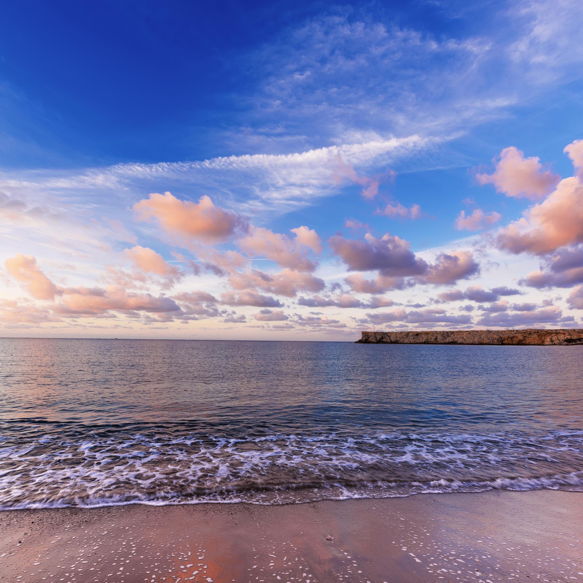 Piękny kolorowy wschód słońca nad morzem z dramatycznymi różowymi chmurami nad błękitnym niebem i miękkimi falami Świat piękna naturalny na zewnątrz tło podróży