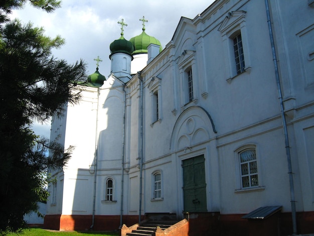 Piękny kościół na tle niebieskiego nieba