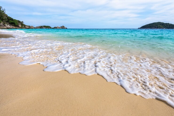 Zdjęcie piękny krajobraz błękitne morze biały piasek i fale na plaży latem na wyspie koh miang w mu ko similan national park, prowincja phang nga, tajlandia