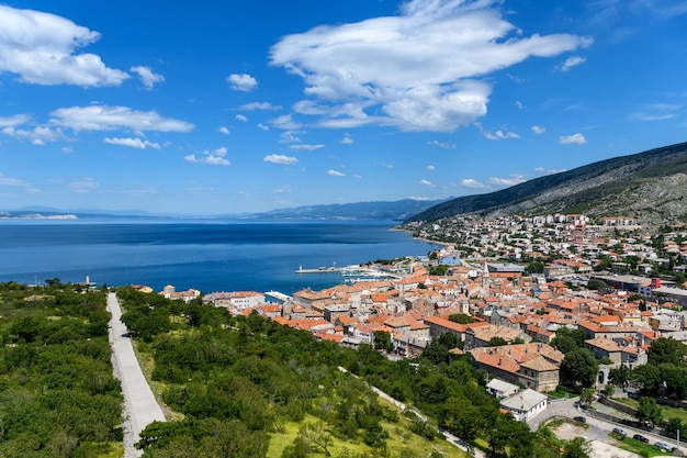 Piękny krajobraz chmur nad miastem Senj z widokiem na morze w Chorwacji