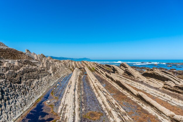 Zdjęcie piękny krajobraz geoparku flysch basque coast w zumaia w prowincji gipuzkoa