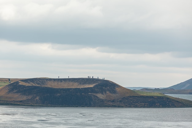 Piękny krajobraz gór i oceanu