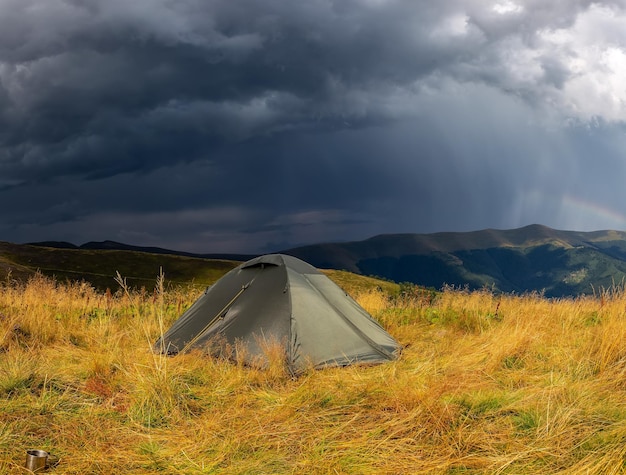 Piękny krajobraz górski w sztormowej pogodzie z namiotem turystycznym Karpaty na Ukrainie Wakacje w górach