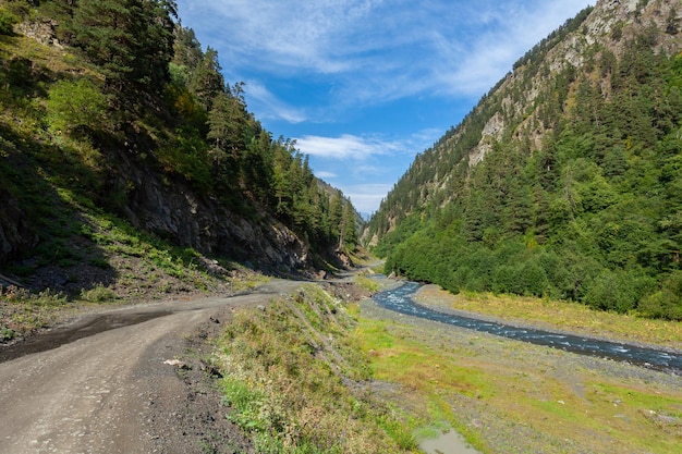 Piękny krajobraz górzystego regionu Gruzji Tusheti Travel