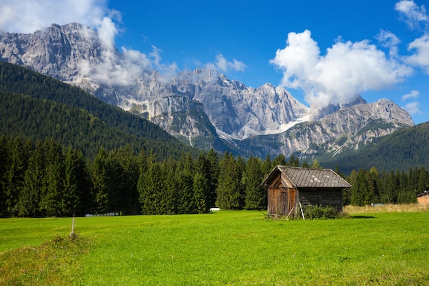 Piękny krajobraz i mały drewniany dom w górach. Dolomity, Włochy