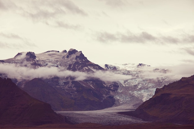 Piękny krajobraz Islandii. Zielone góry wulkaniczne w pochmurną pogodę.