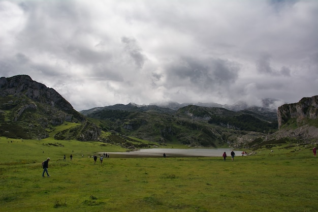 piękny krajobraz jezior covadonga w asturii w hiszpanii enol lake ercina lake