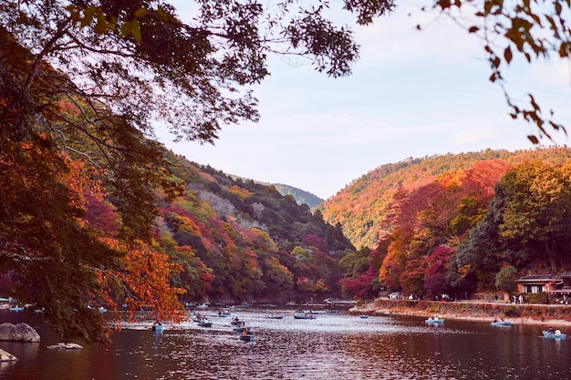 Piękny krajobraz liści jesienią w Arashiyama, Kioto