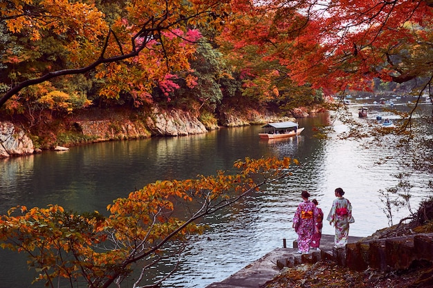 Zdjęcie piękny krajobraz liści jesienią w arashiyama, kioto